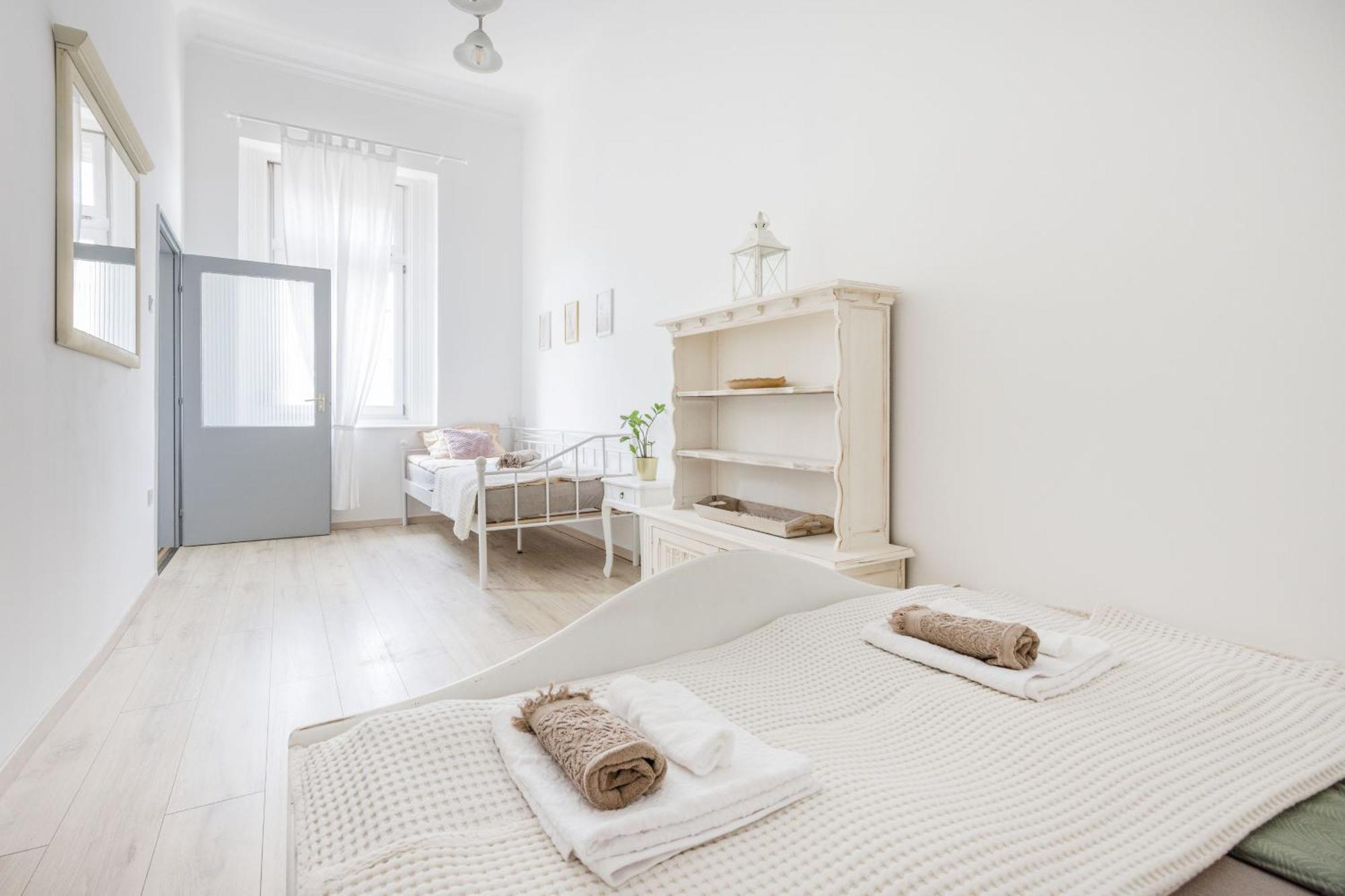 A Touch Of Provence And Pastels In The Centre Appartement Boedapest Buitenkant foto