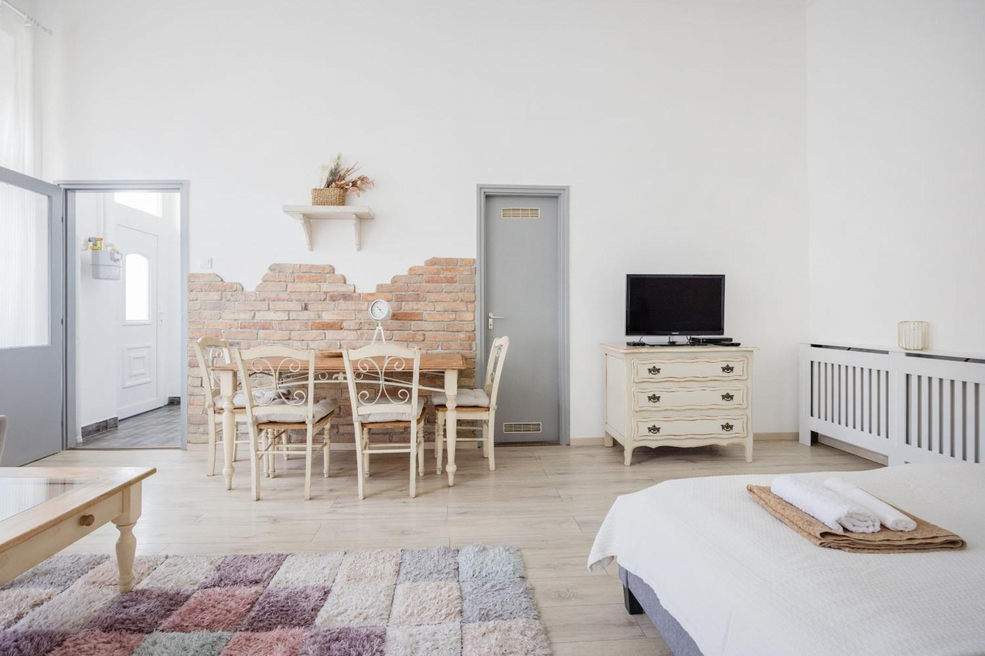 A Touch Of Provence And Pastels In The Centre Appartement Boedapest Buitenkant foto